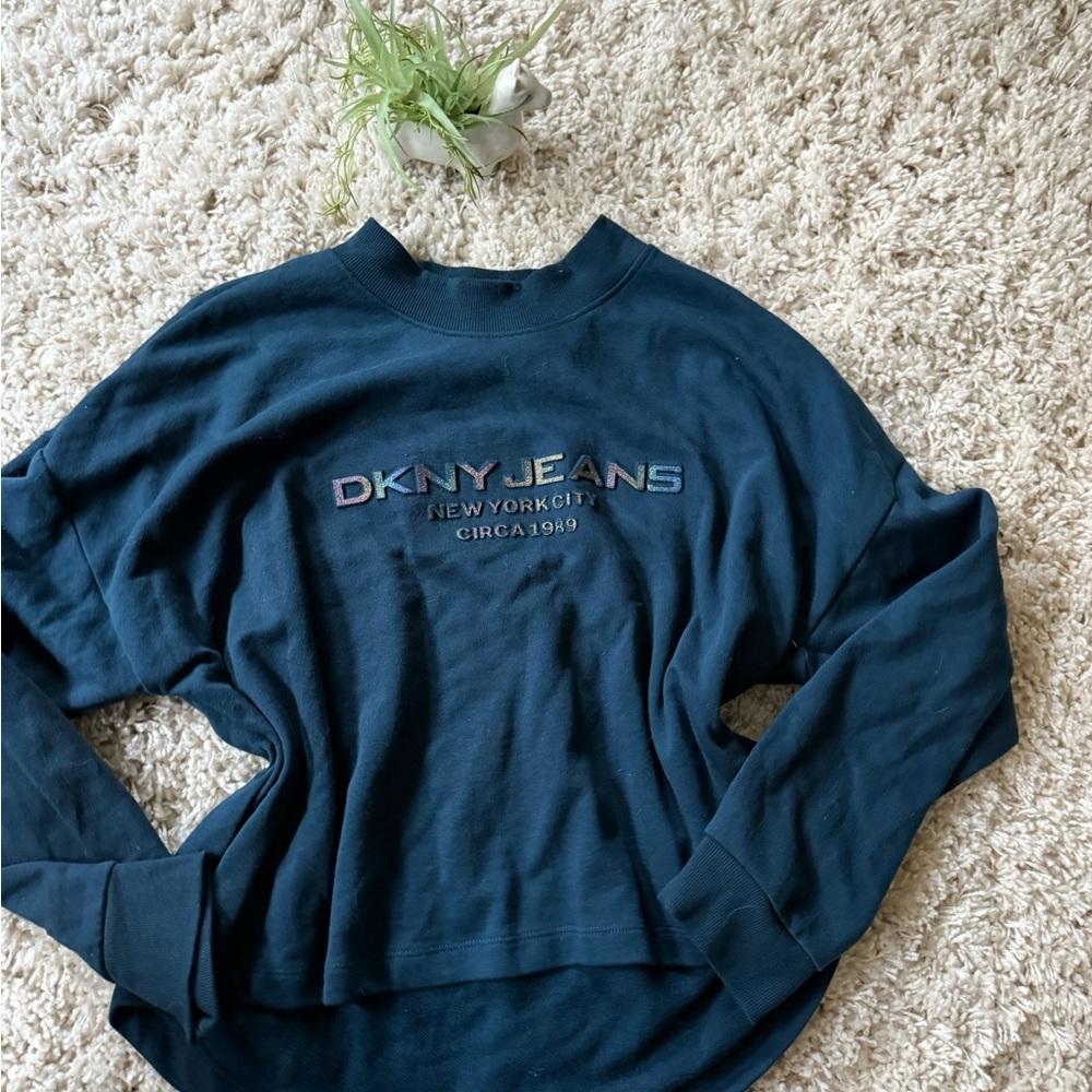 Navy DKNY sweatshirt with a relaxed fit sweater lounge lazy cute look - Picture 3 of 5